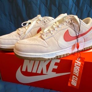 Nike dunk low SE in summit white/phantom cinnabar
